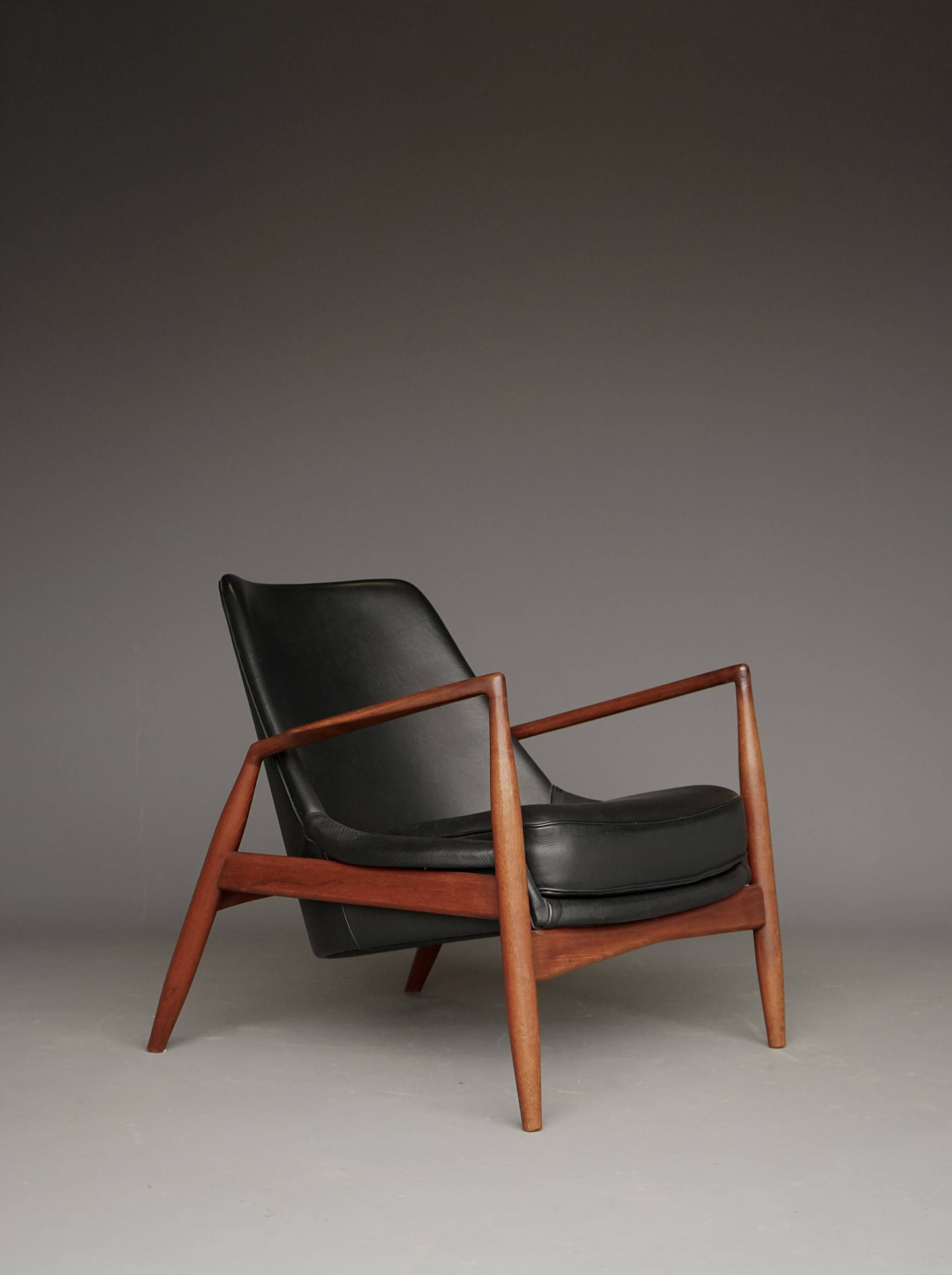Fauteuil Seal en cuir et teck Ib Kofod-Larsen pour OPE, Suède, années 1960.
