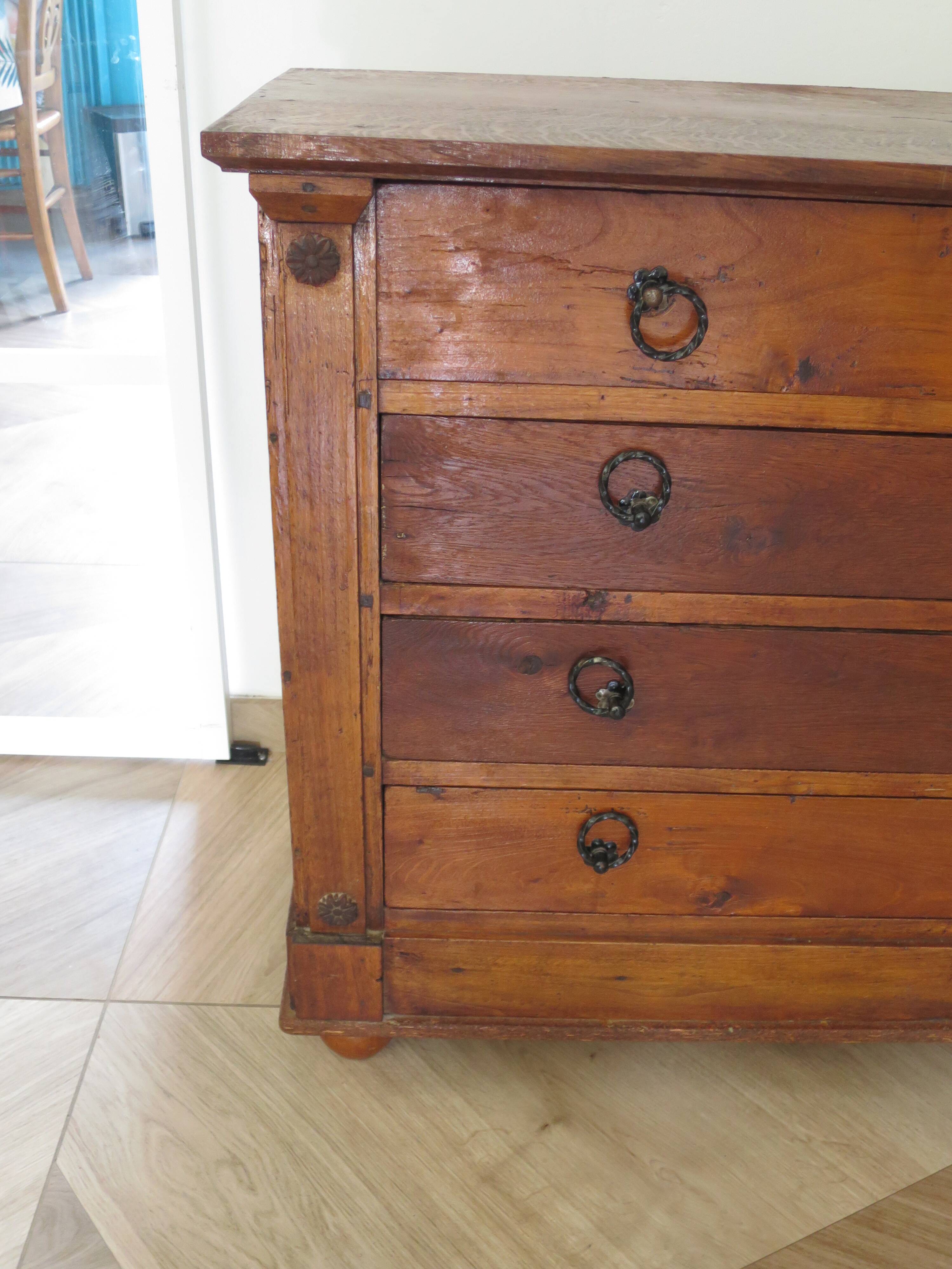Commode 4 tiroirs en bois massif, début XXème s.