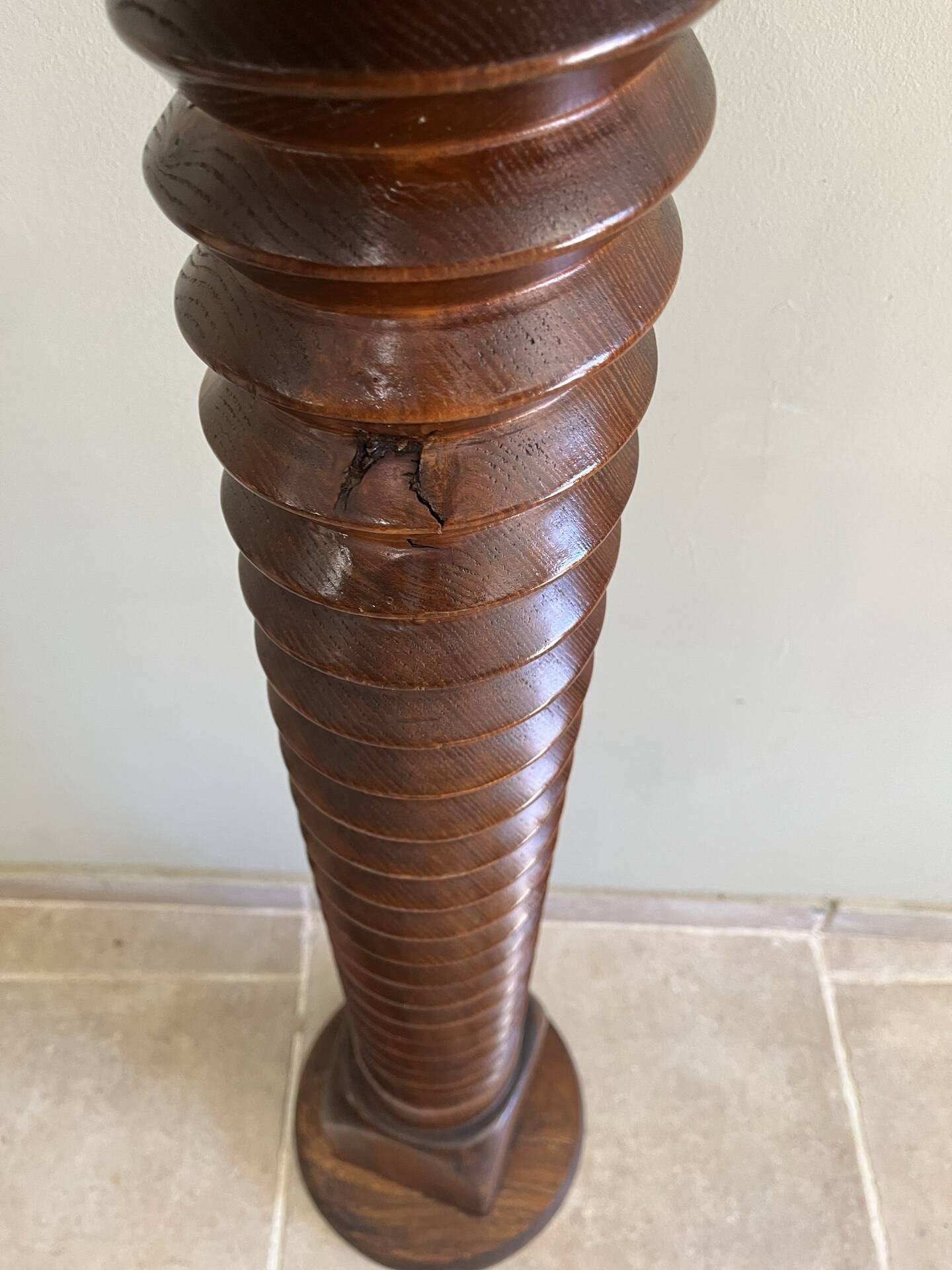 Column support screw of the press.
