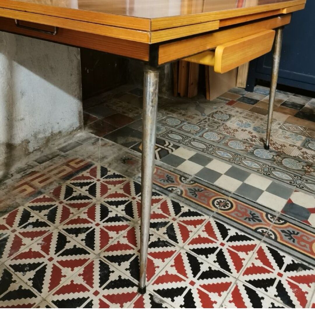 Formica table with extensions