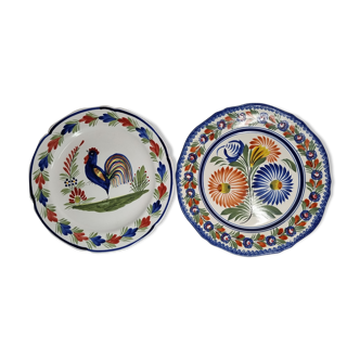 Paire d'assiettes plates Henriot Quimper à décor de coq et de fleurs