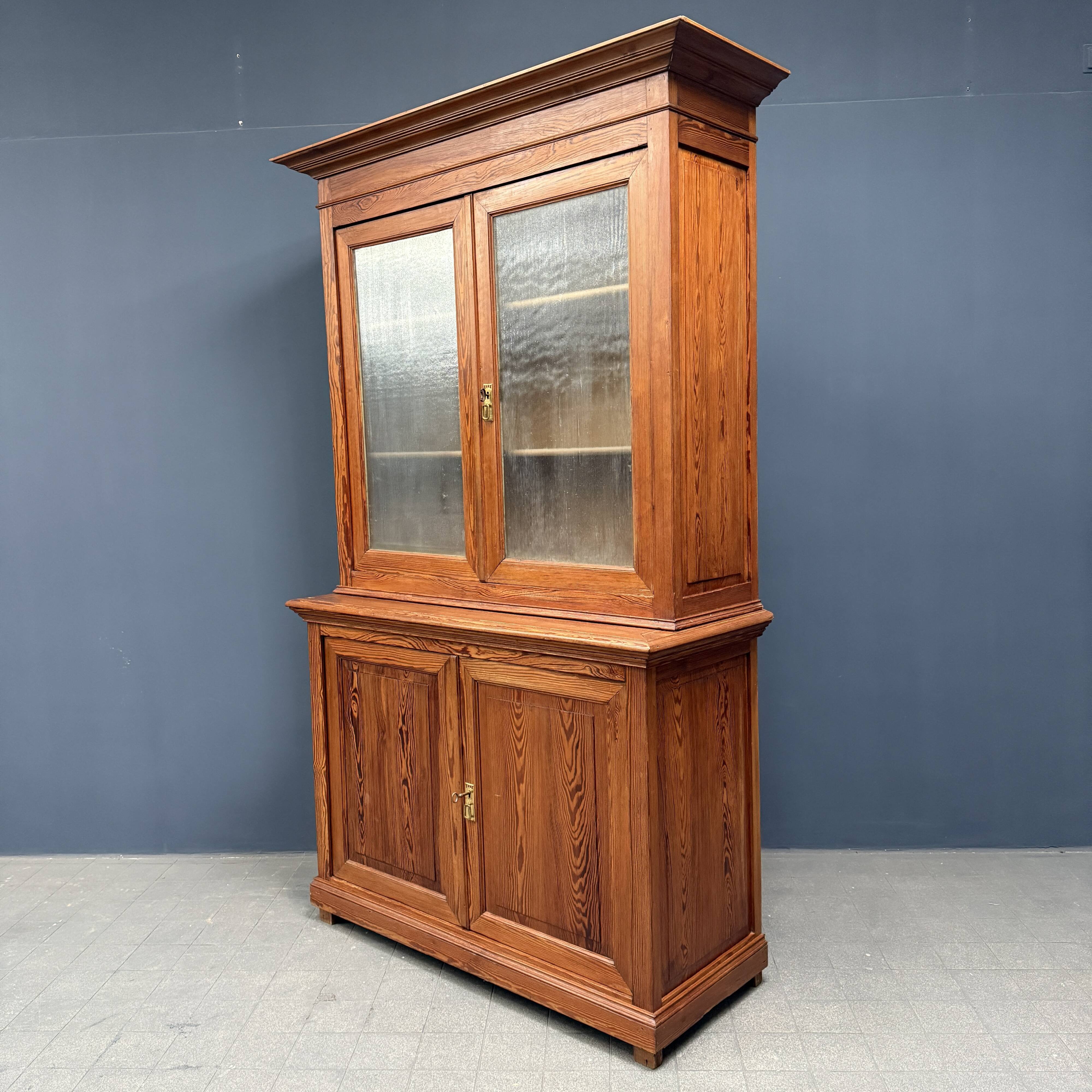 Armoire d'école en pin belge avec vitres nervurées