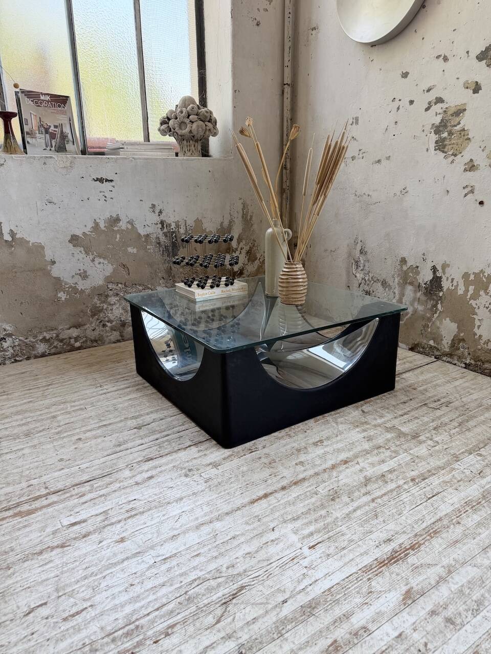Table basse socle moulé et chrome, années 70