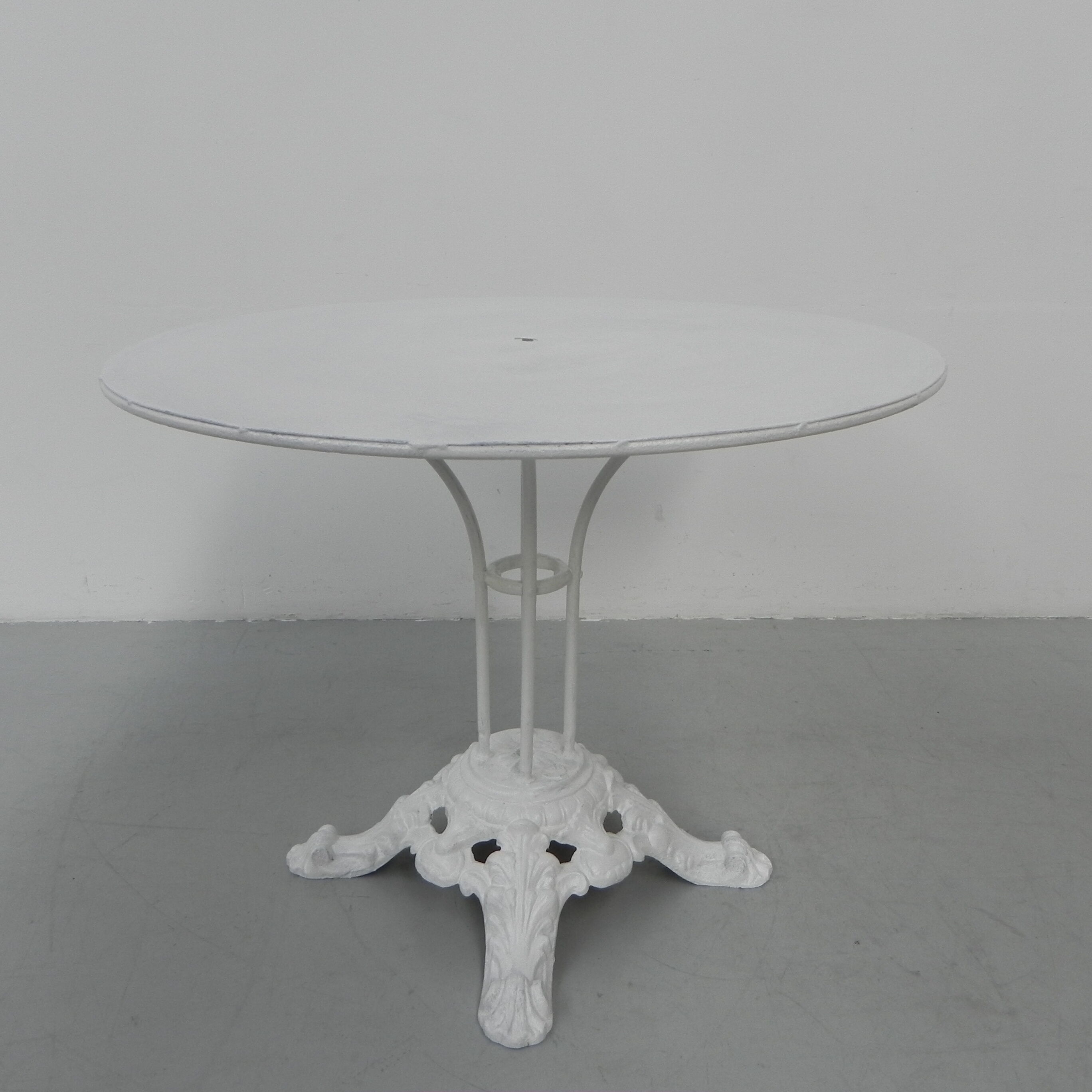 Table de jardin en acier avec base en fonte