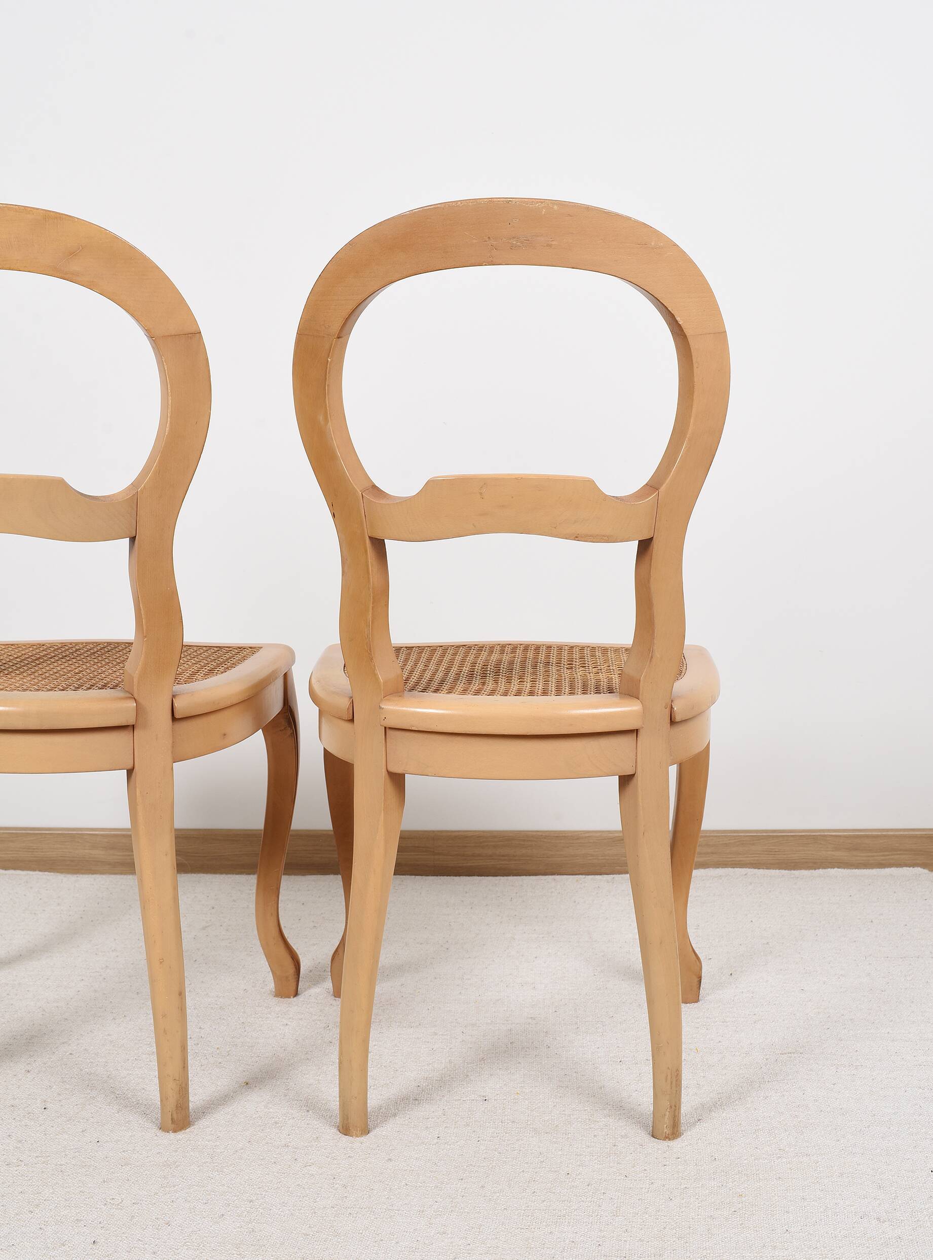 Paire de chaises cannées, en bois