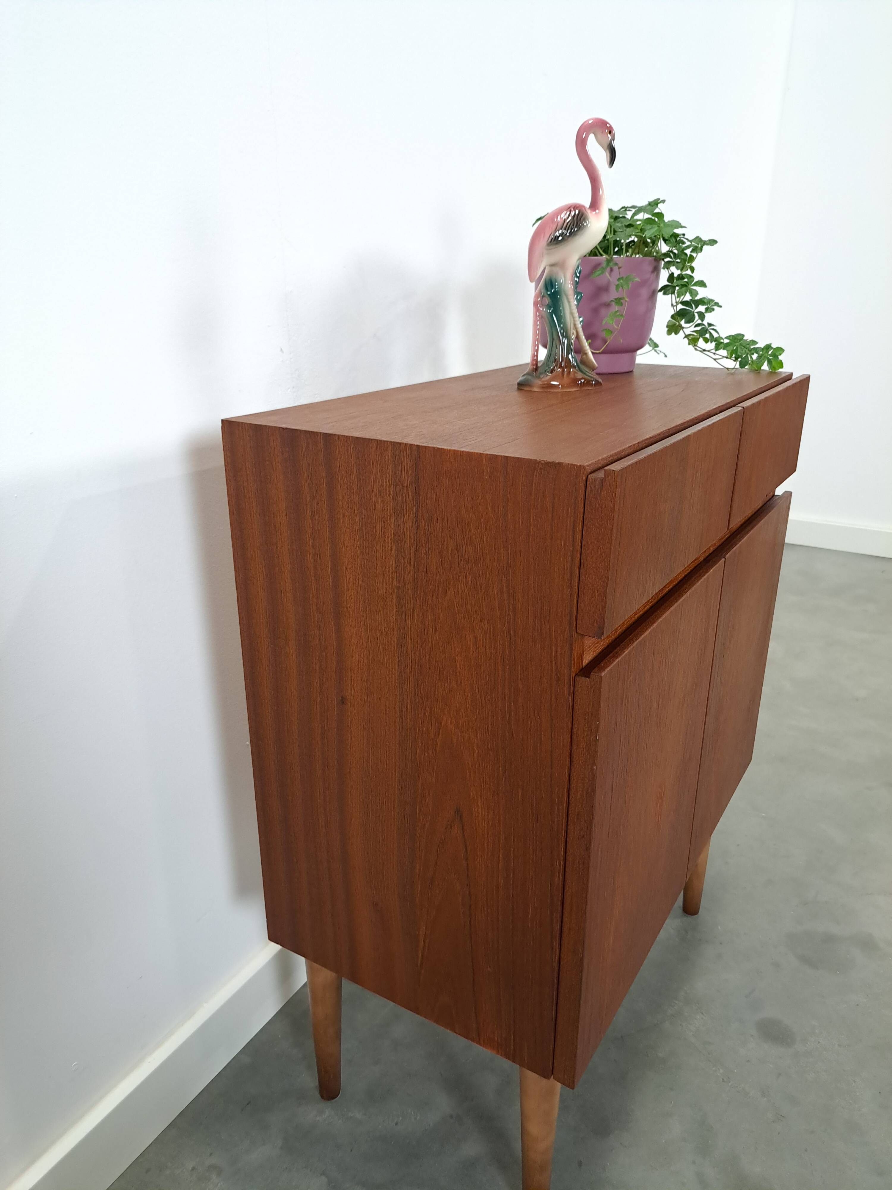 Teak fineer kastje met lades, nr. 2