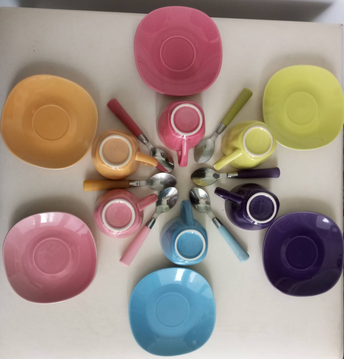 6 colorful coffee cups