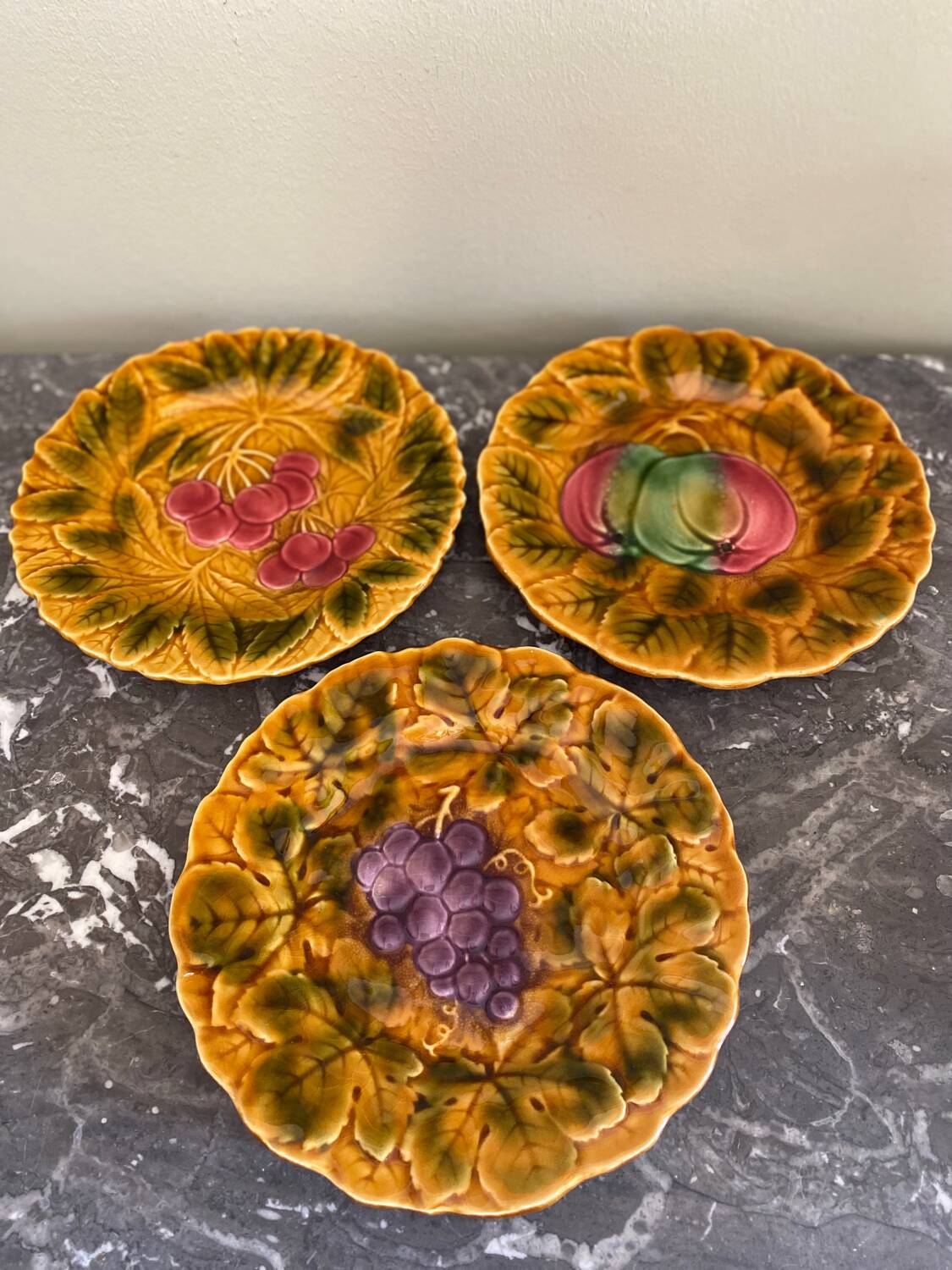Assiette barbotine fruits