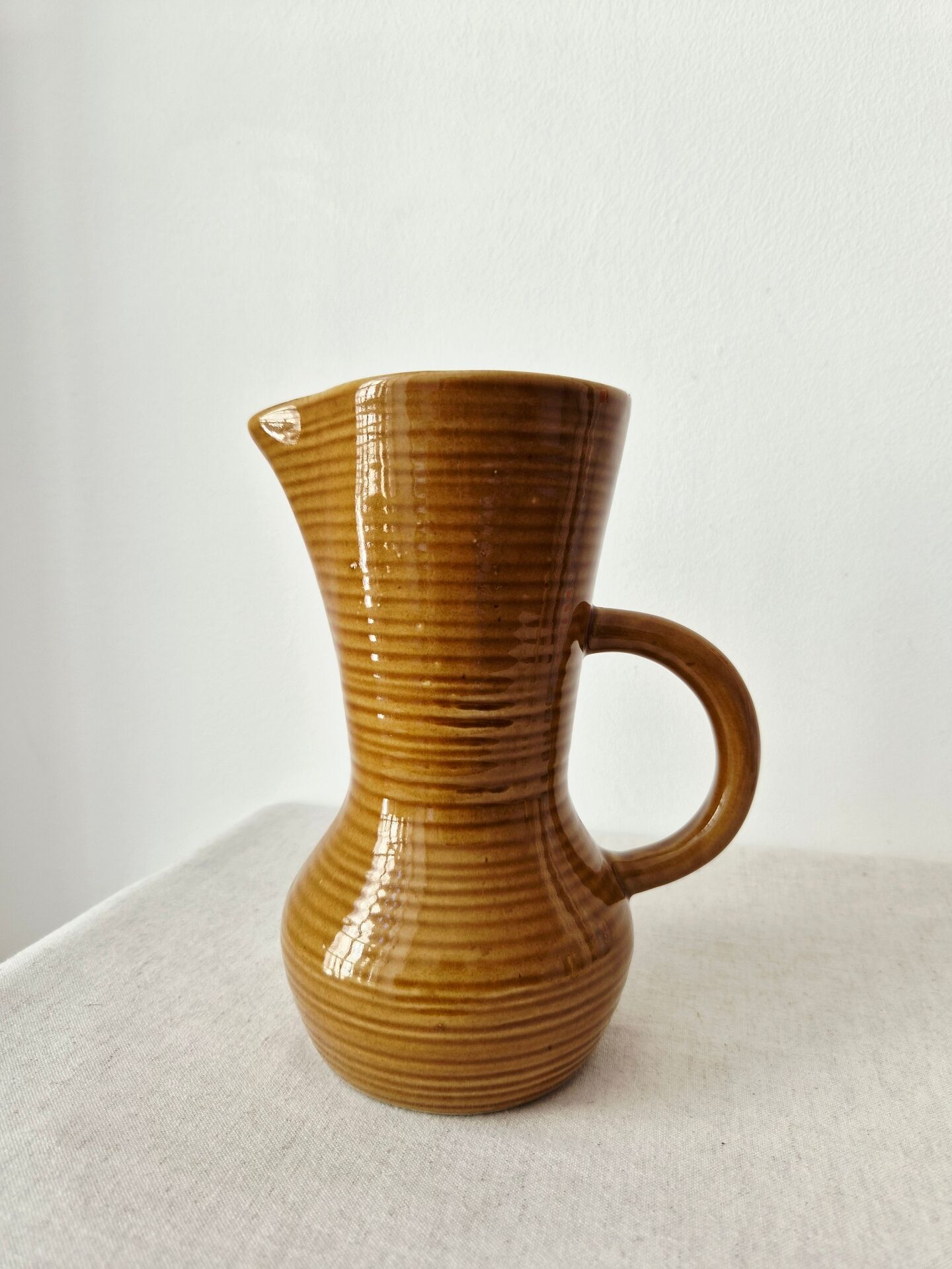 Pichet, carafe Digoin en grès émaillé miel, 1950-60