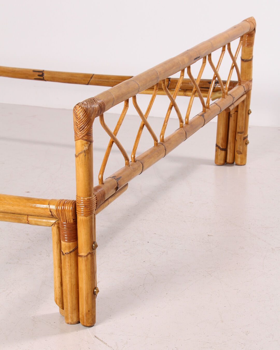 Bed 140 rattan and 2 vintage bedside tables