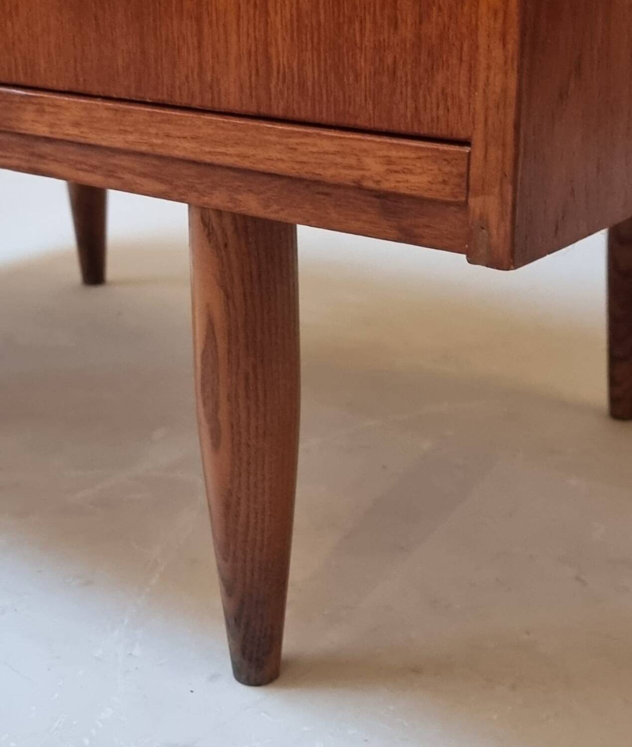 Commode à tiroirs du milieu du siècle