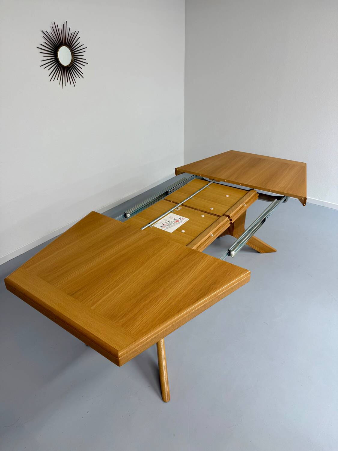 Ancienne table en bois massif octogonal a rallonge design Girsberger