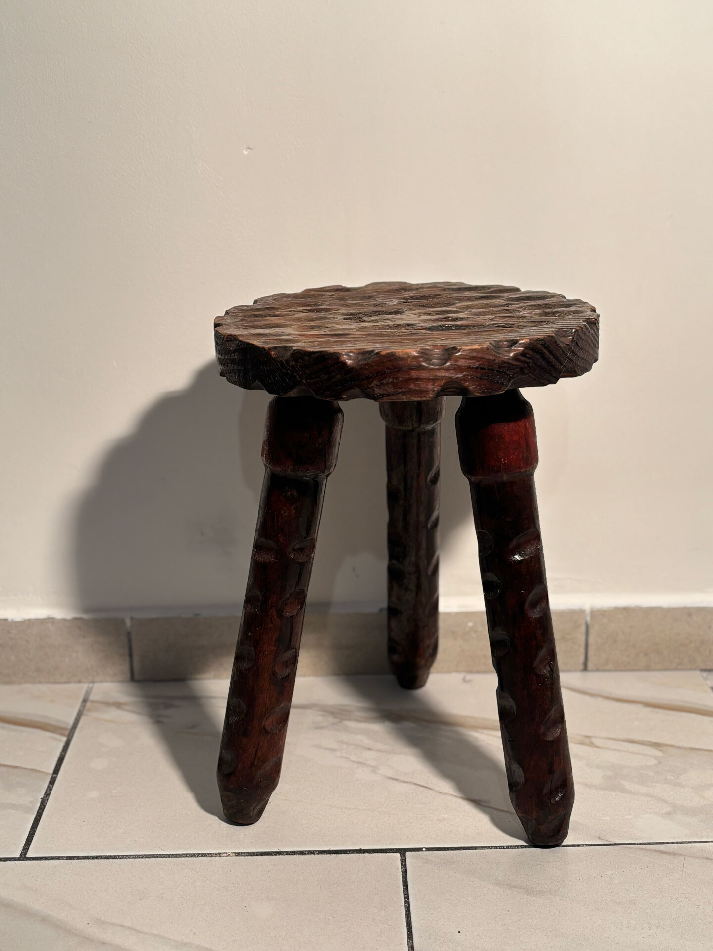 Brutalist sculpted tripod stool in solid wood — 1960s