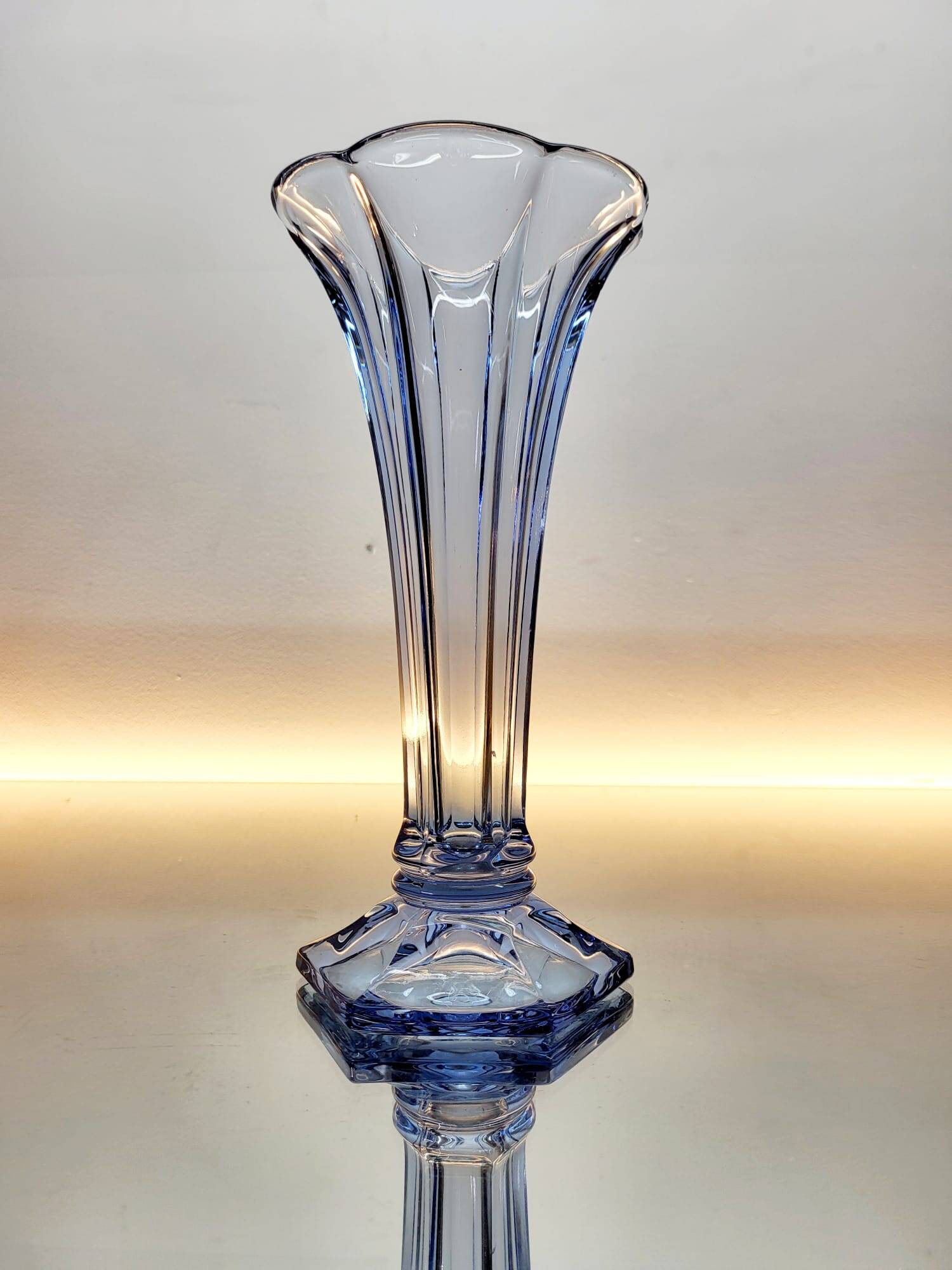 Val Saint Lambert Art deco vaas, serie Luxval model Américain M licht blauw