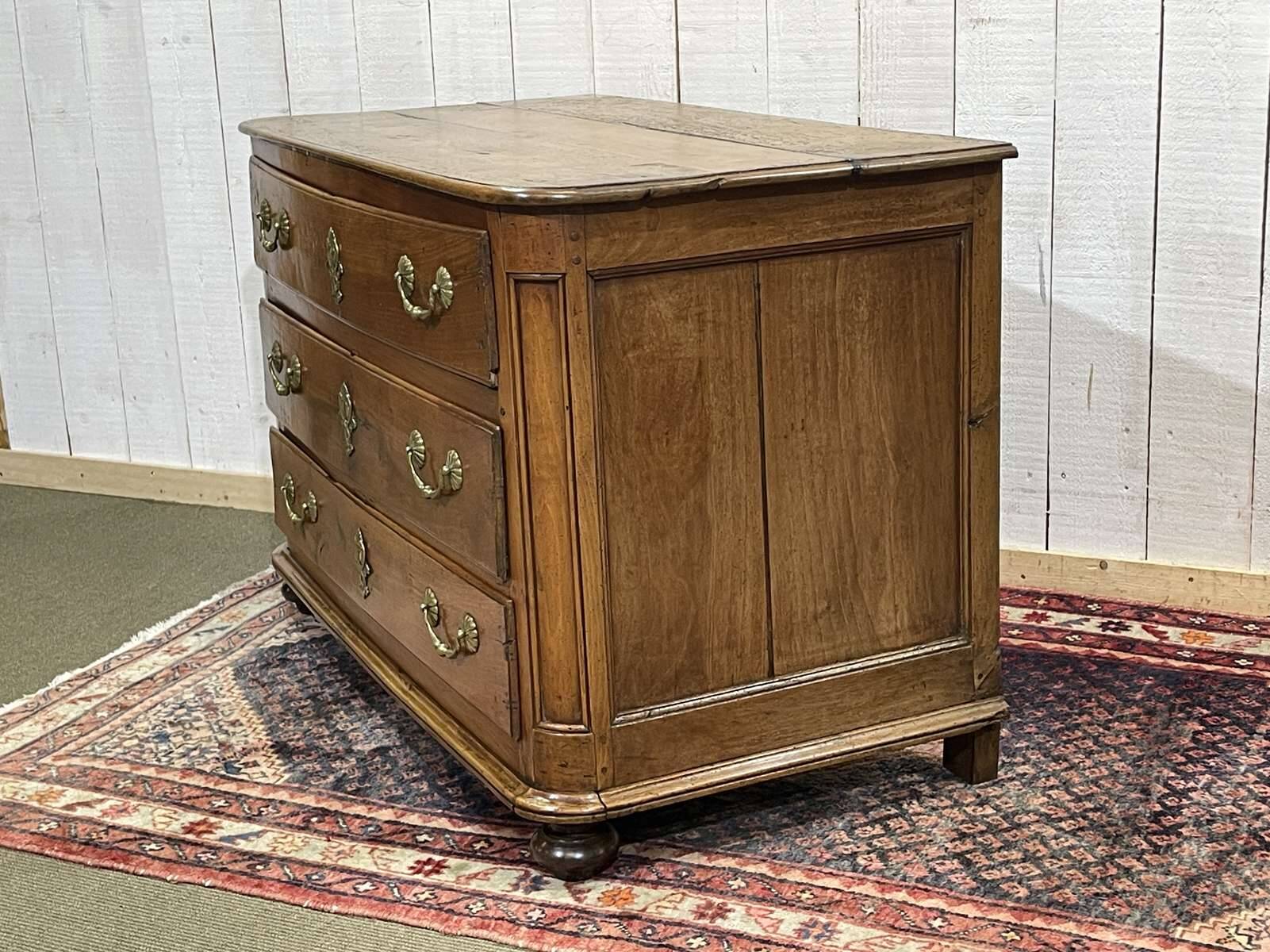 18th-century chest of drawers in walnut and fir