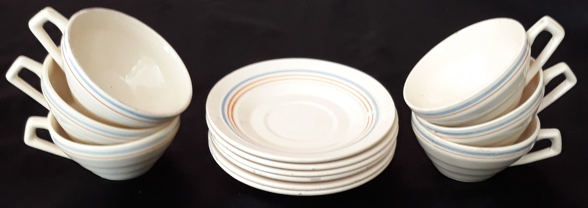 Set of coffee cups and its sub-cups - 70s