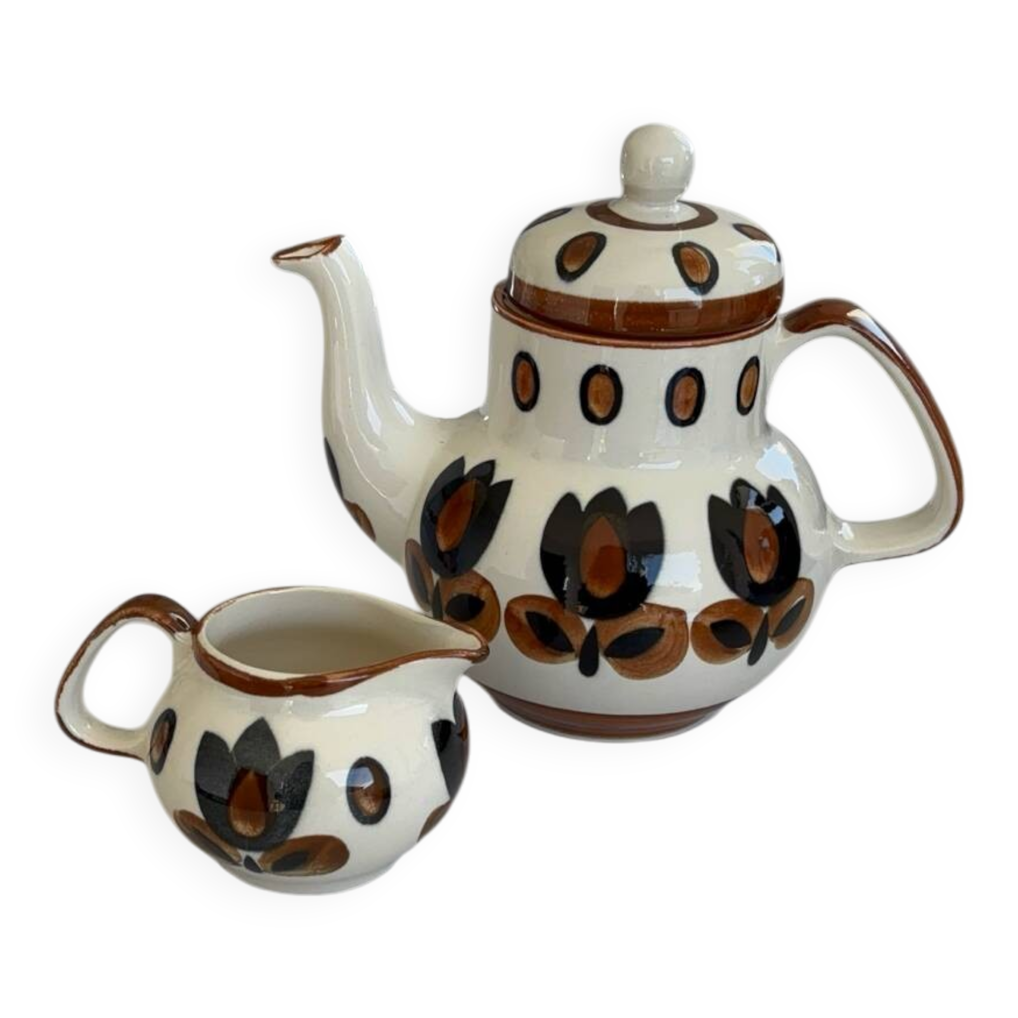 Boch La Louvière teapot and milk jug, kimono pattern