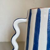 Vase en céramique rayé bleu  et blanc aux anses ondulées abstrait fait-main