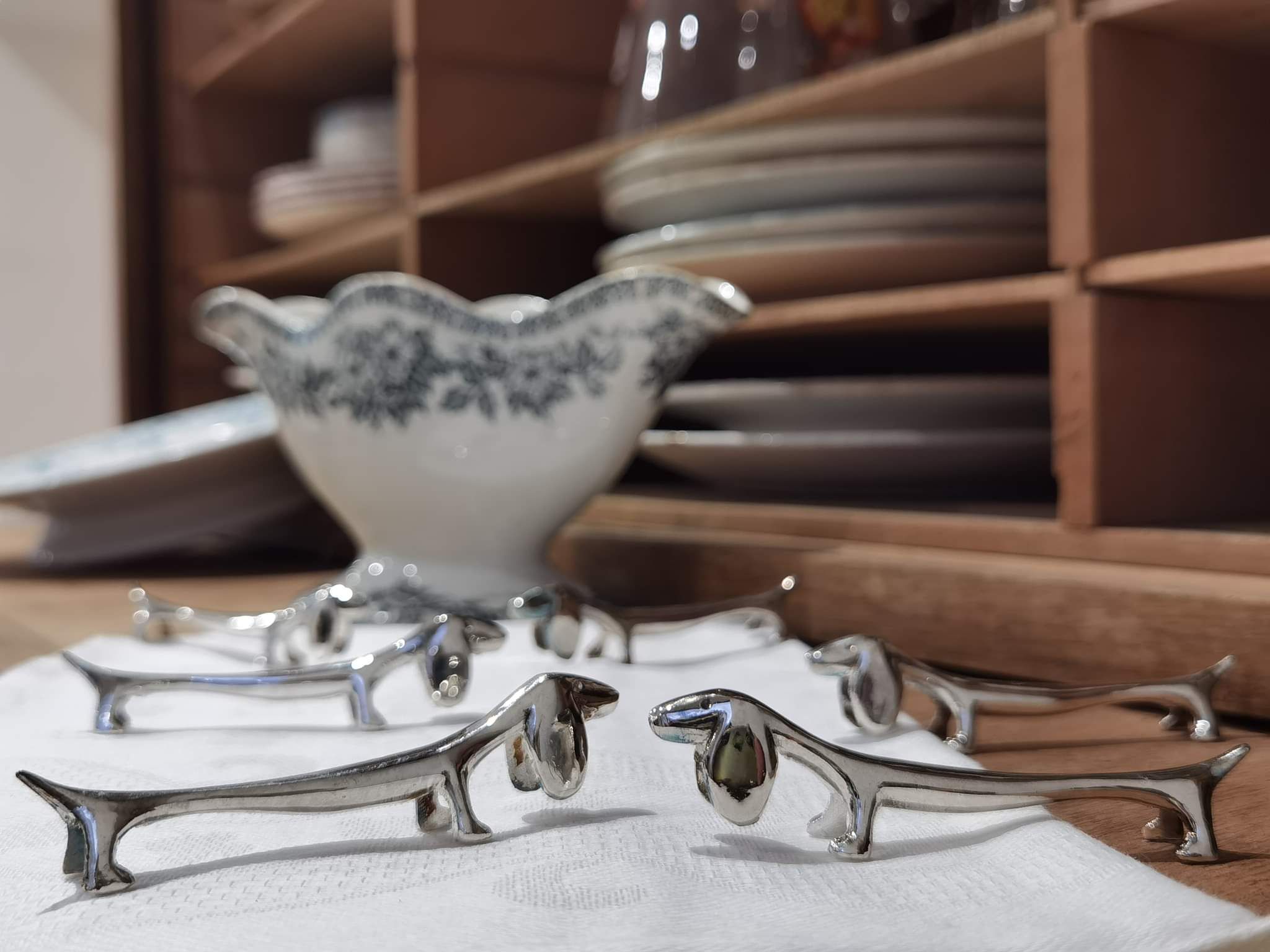 set of 6 knife holders in silver metal basset/dachshund