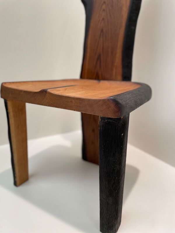 Chaise en bois massif brule