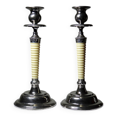 Paire de bougeoirs flambeaux vintages métal argenté plastique façon ivoire