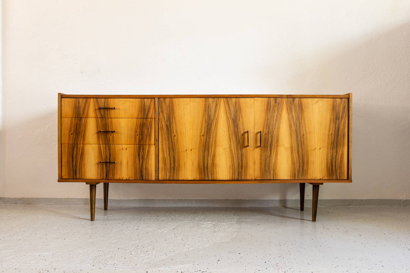 Buffet vintage, conçu par M. Grabiński, Pologne, années 1960.