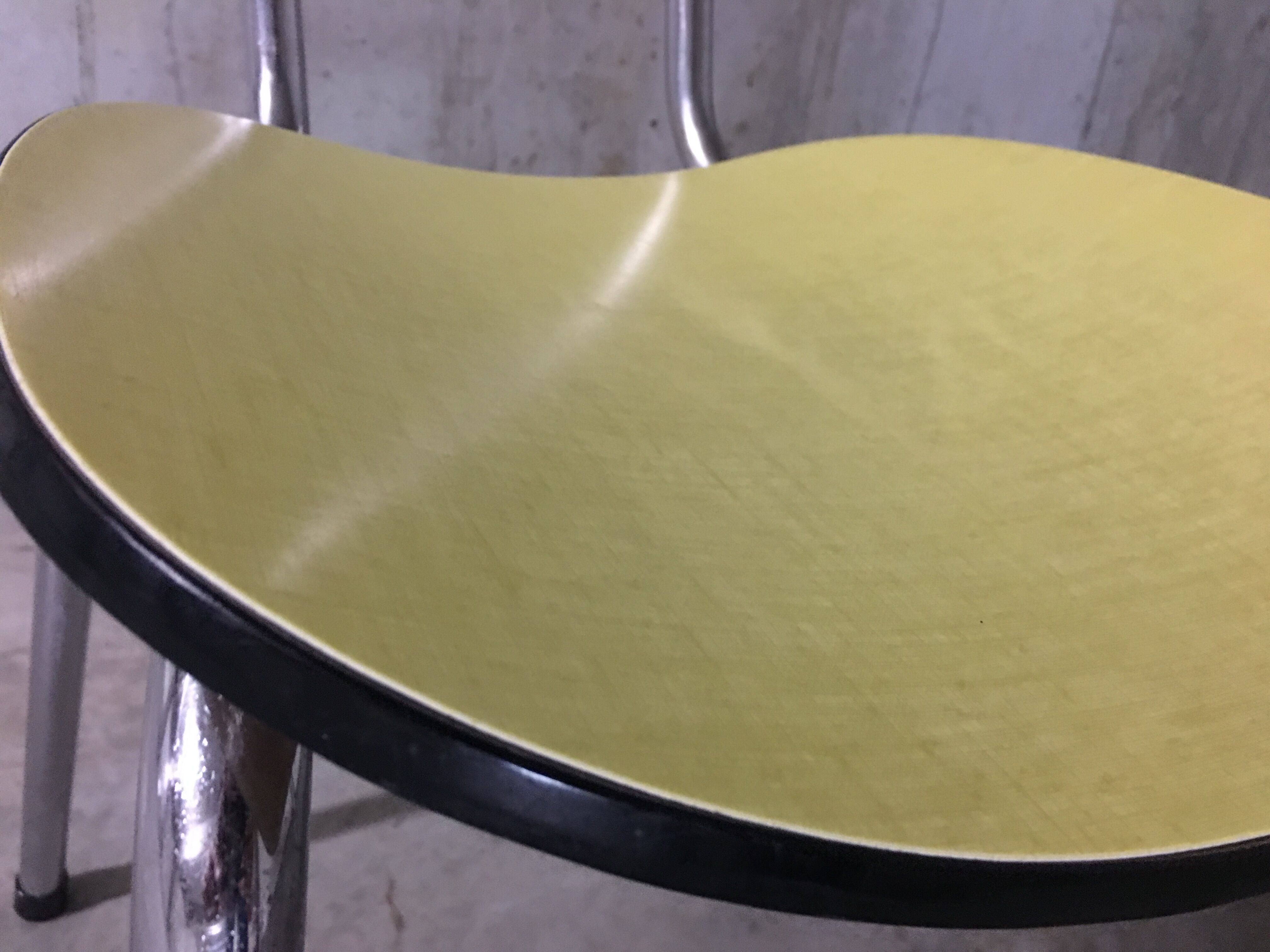 Chaise en formica jaune des années 50