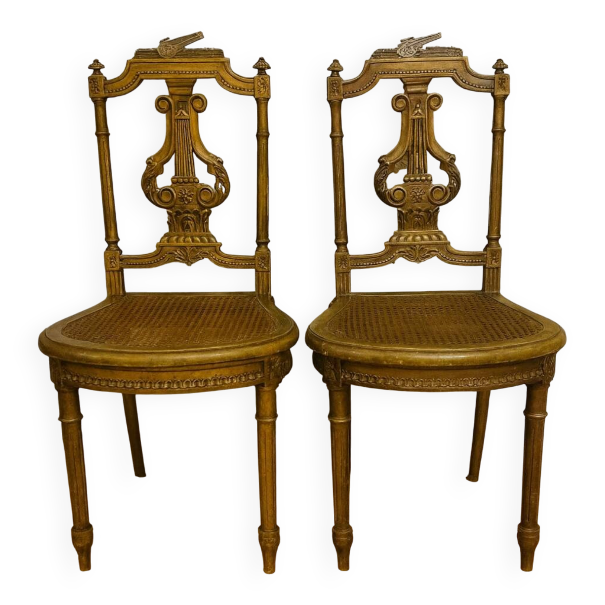 Paire de chaises de musiciens en bois sculpté et doré de style Louis XVI