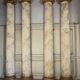 deux colonnes et quatre demi-colonnes cannelées, bois sculpté et faux marbre, XVIIIème siècle