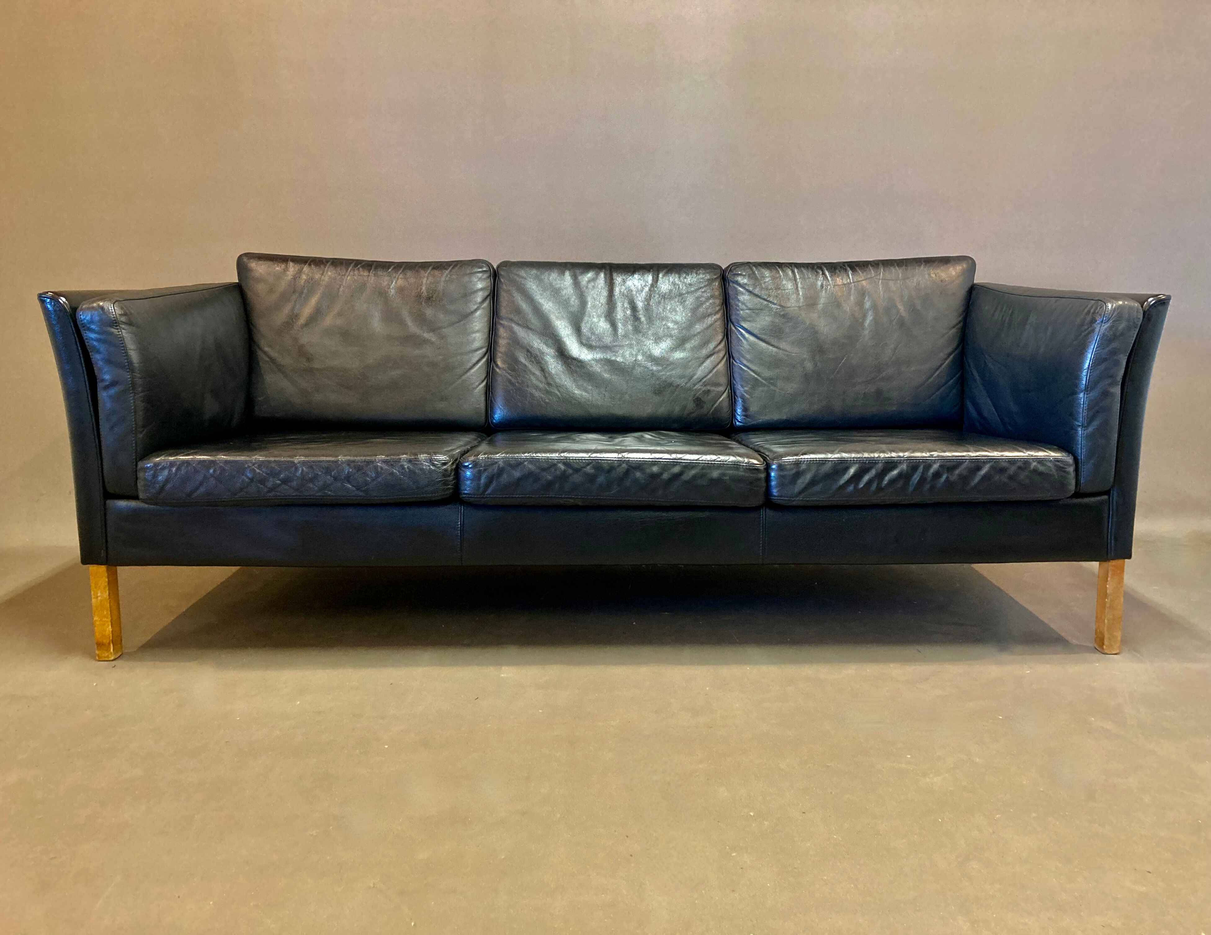 Sofa 3 places black leather Scandinavian design