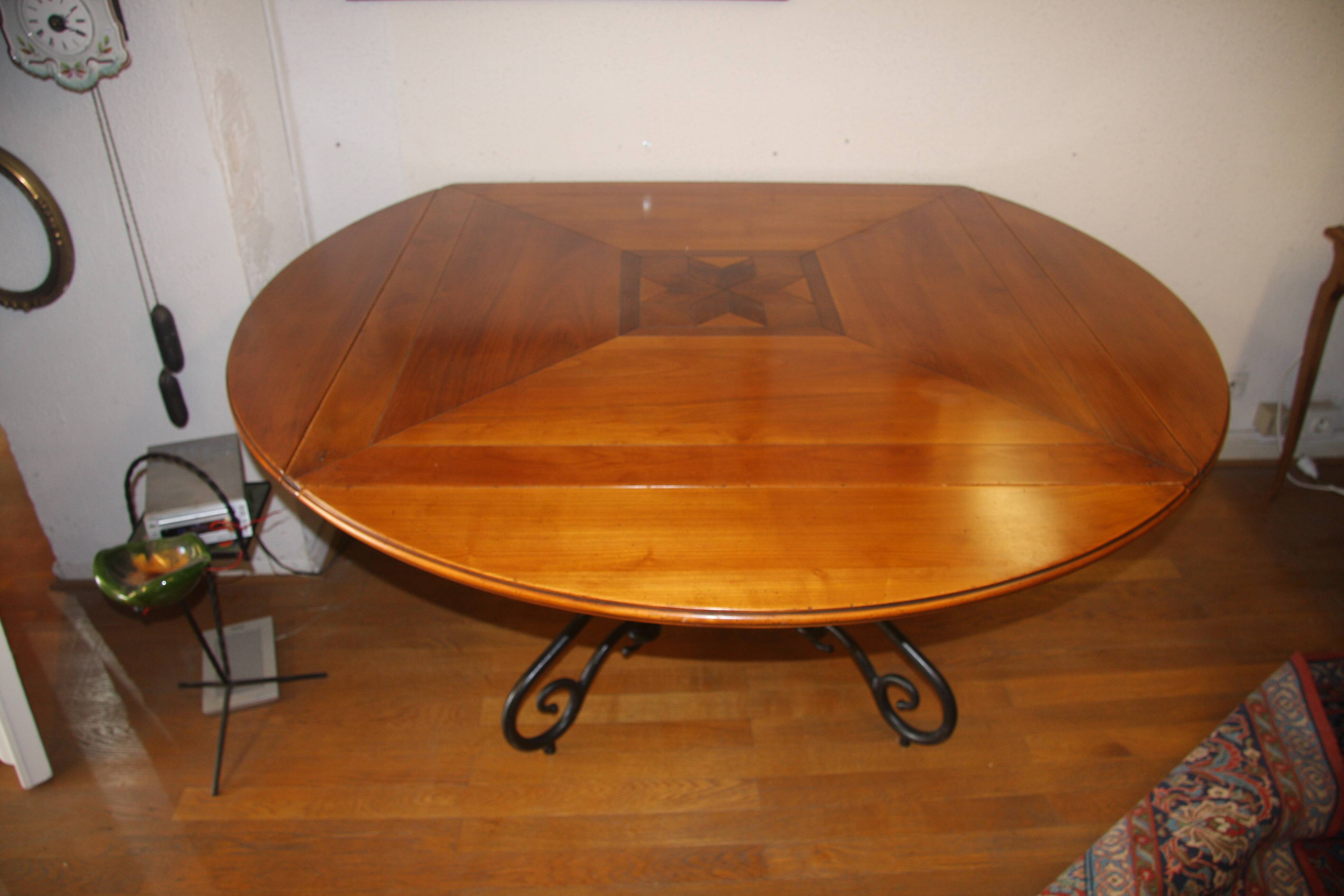 Table carrée en merisier avec abattants.