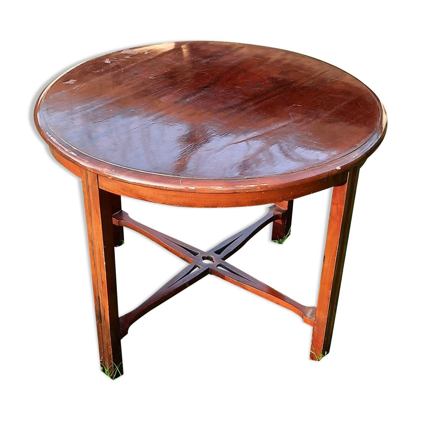 Circular coffee table