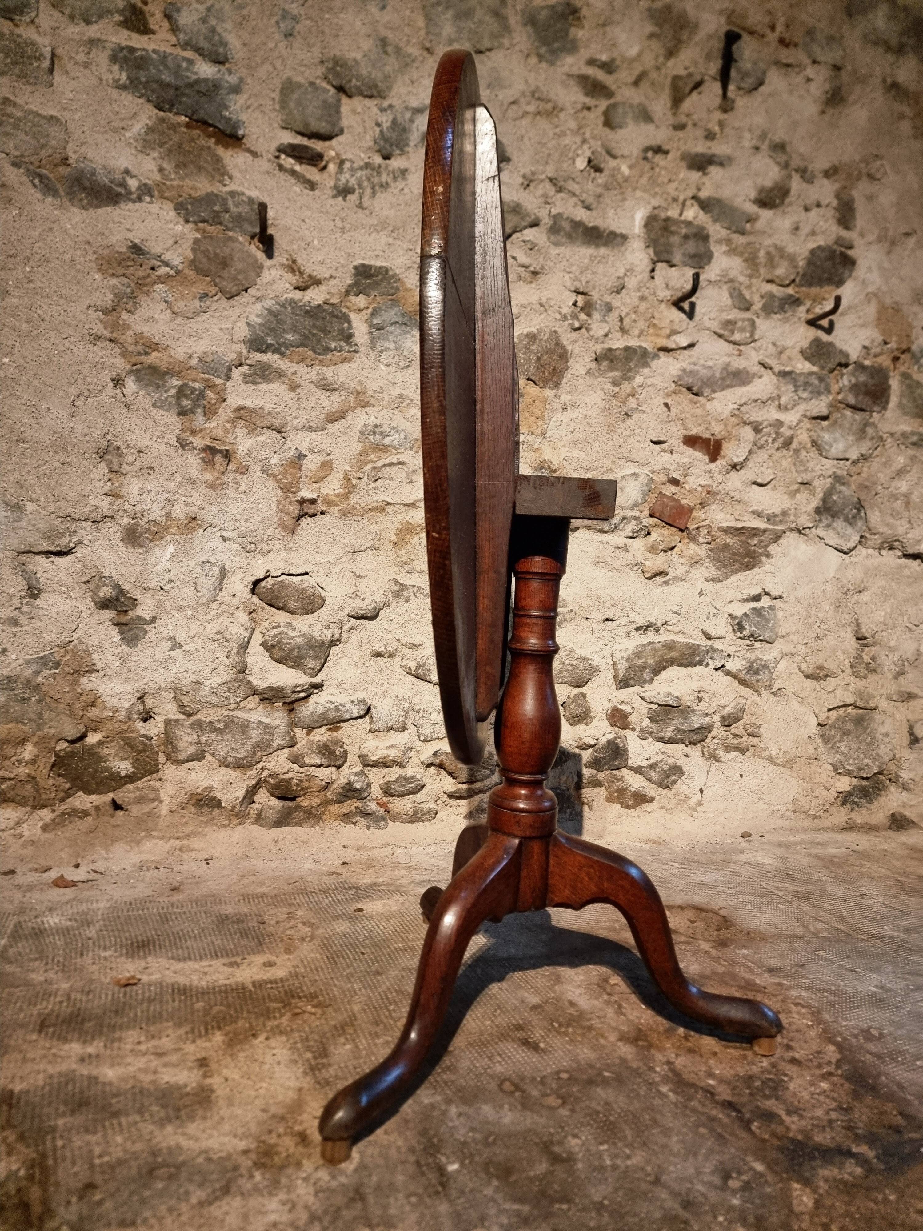 Antique Georgian tilt-top oak table from around 1800 – Round tripod side table 80 cm
