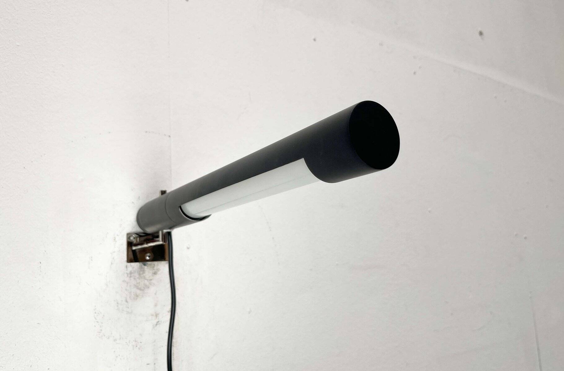 Mid-century minimalist wall lamp attributed to Egon Eiermann for Beisl, 1960s.