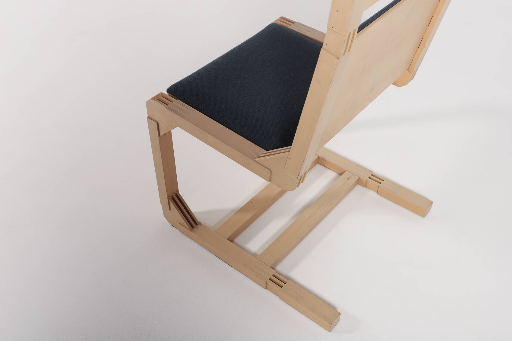 Une paire de chaises architecturales, Danemark 1990