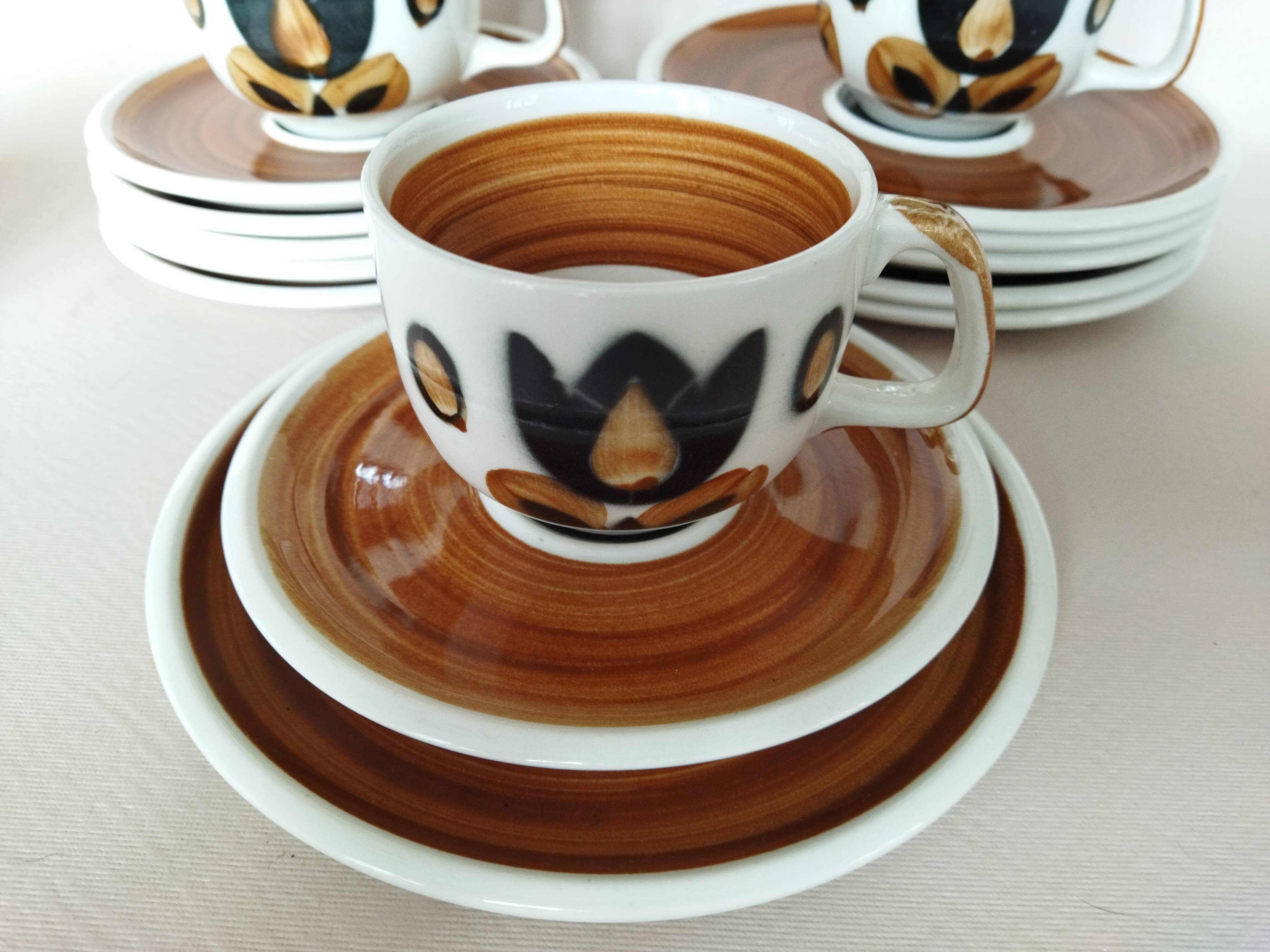 6 cups and cake plates Kimono Boch La Louvière
