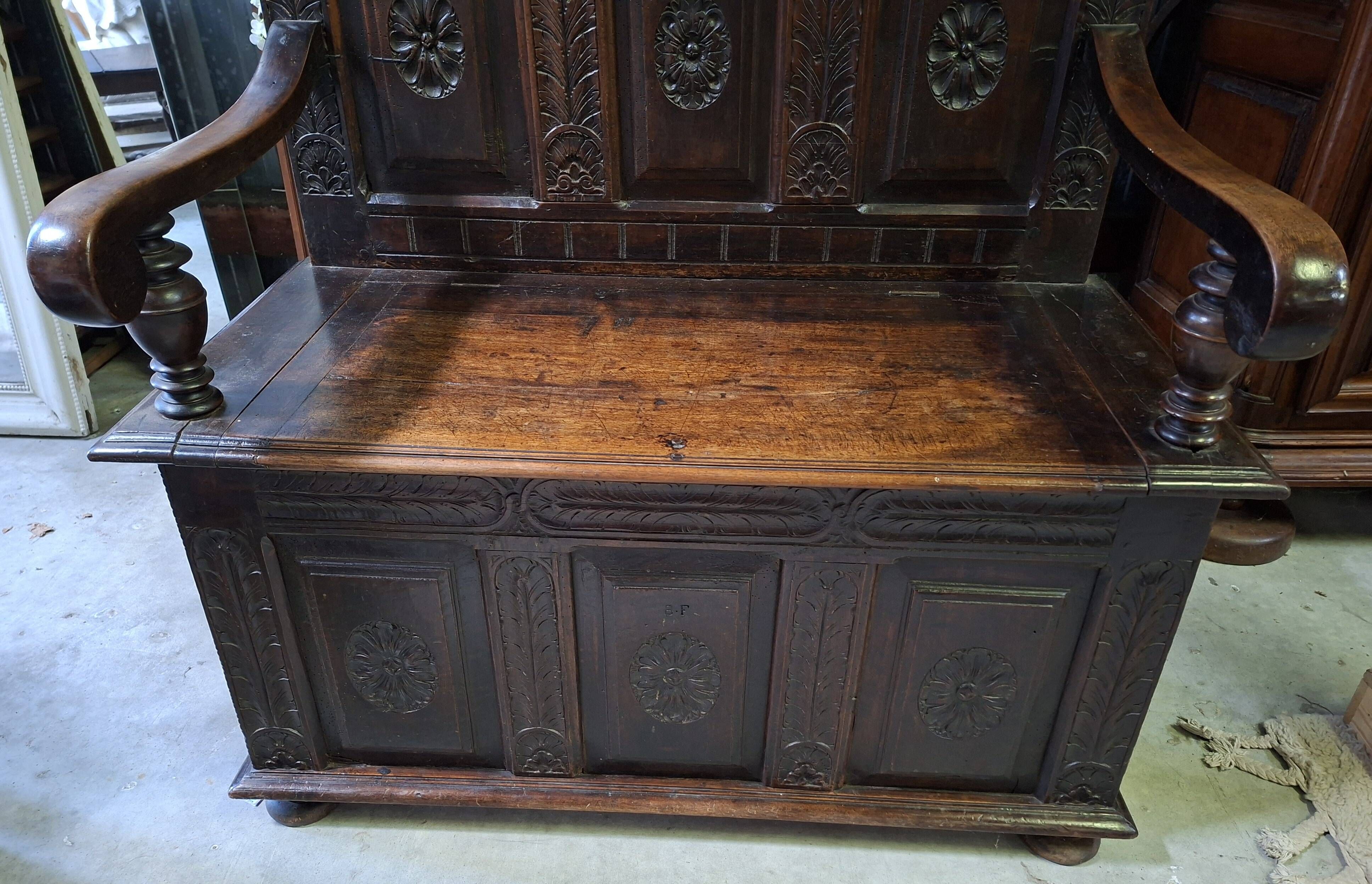 Banc coffre en bois richement sculpté – Style Renaissance – XIXe siècle