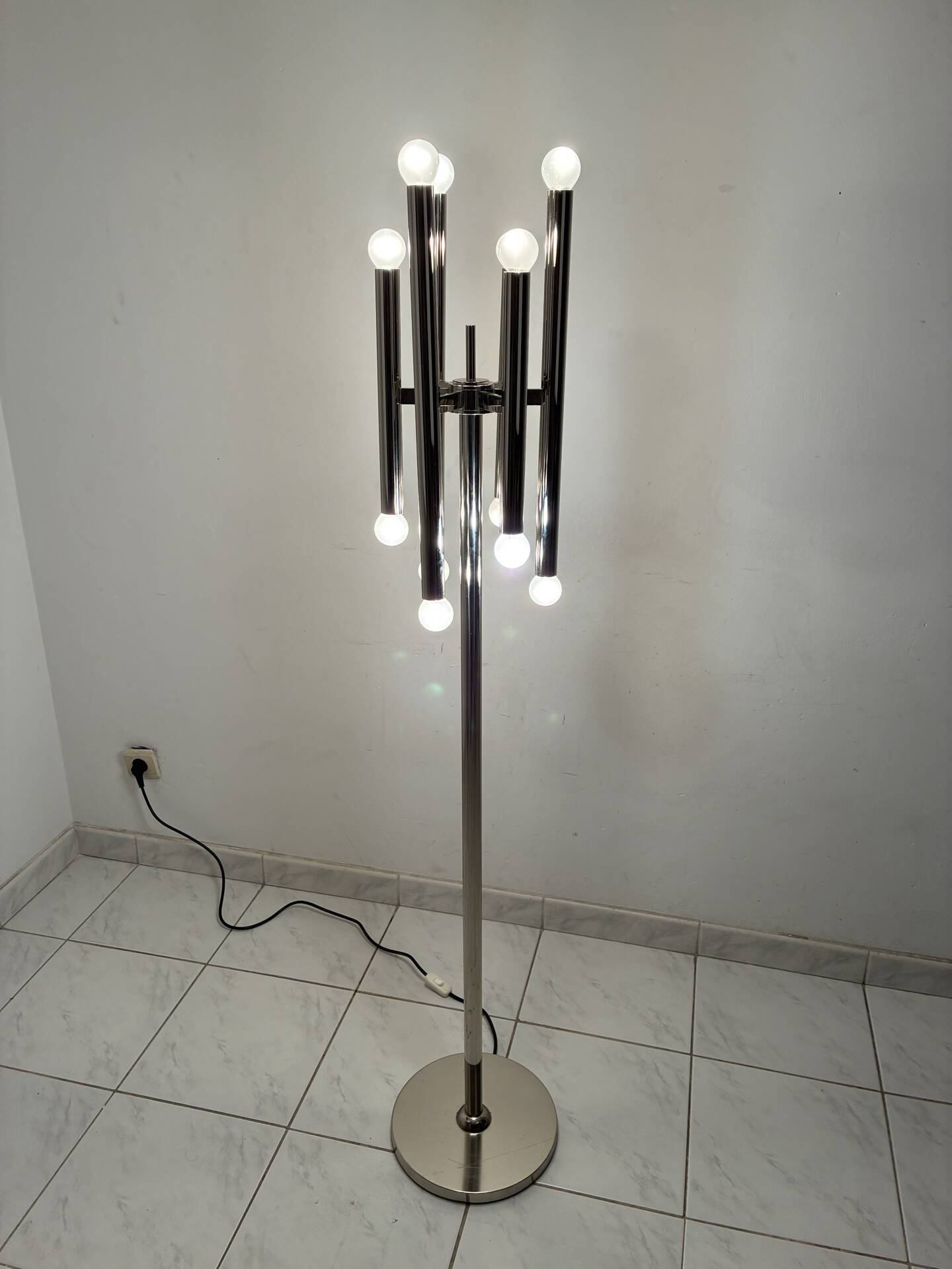 Lampe de sol vintage en chrome avec 12 lumières.