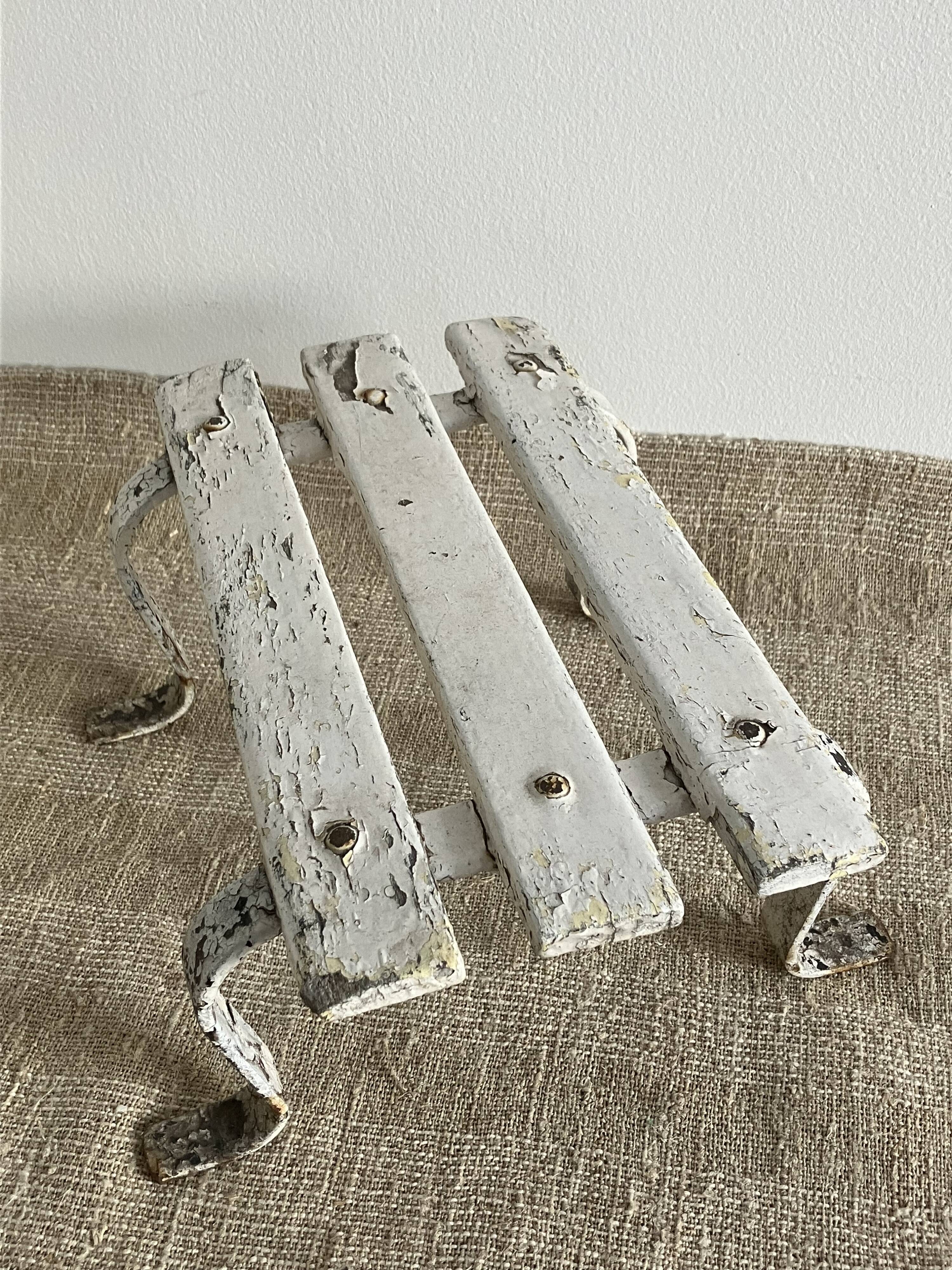 Petit tabouret à lattes, marchepied