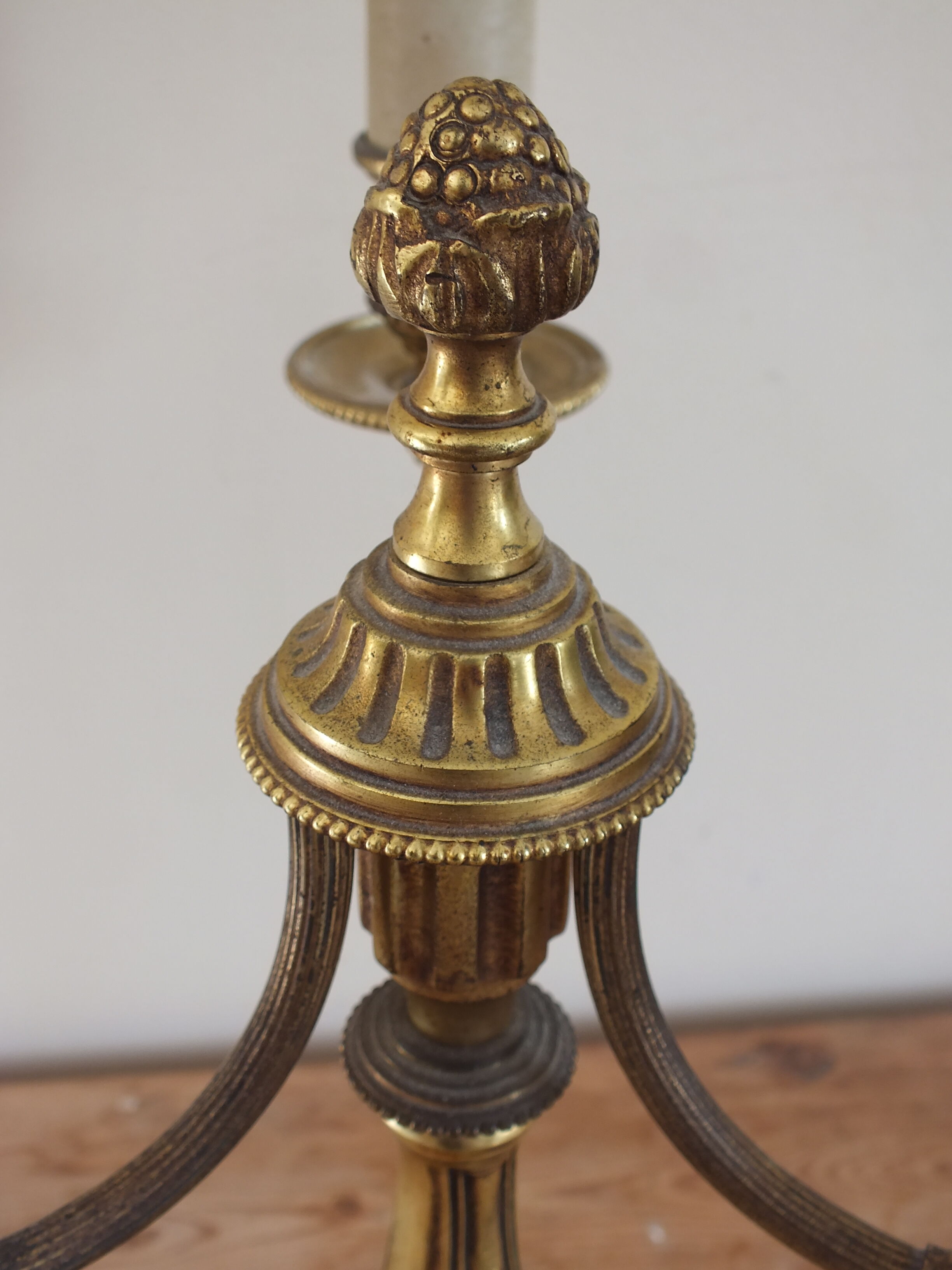 Lampe de style Louis XVI en bronze à 3 bras de lumière