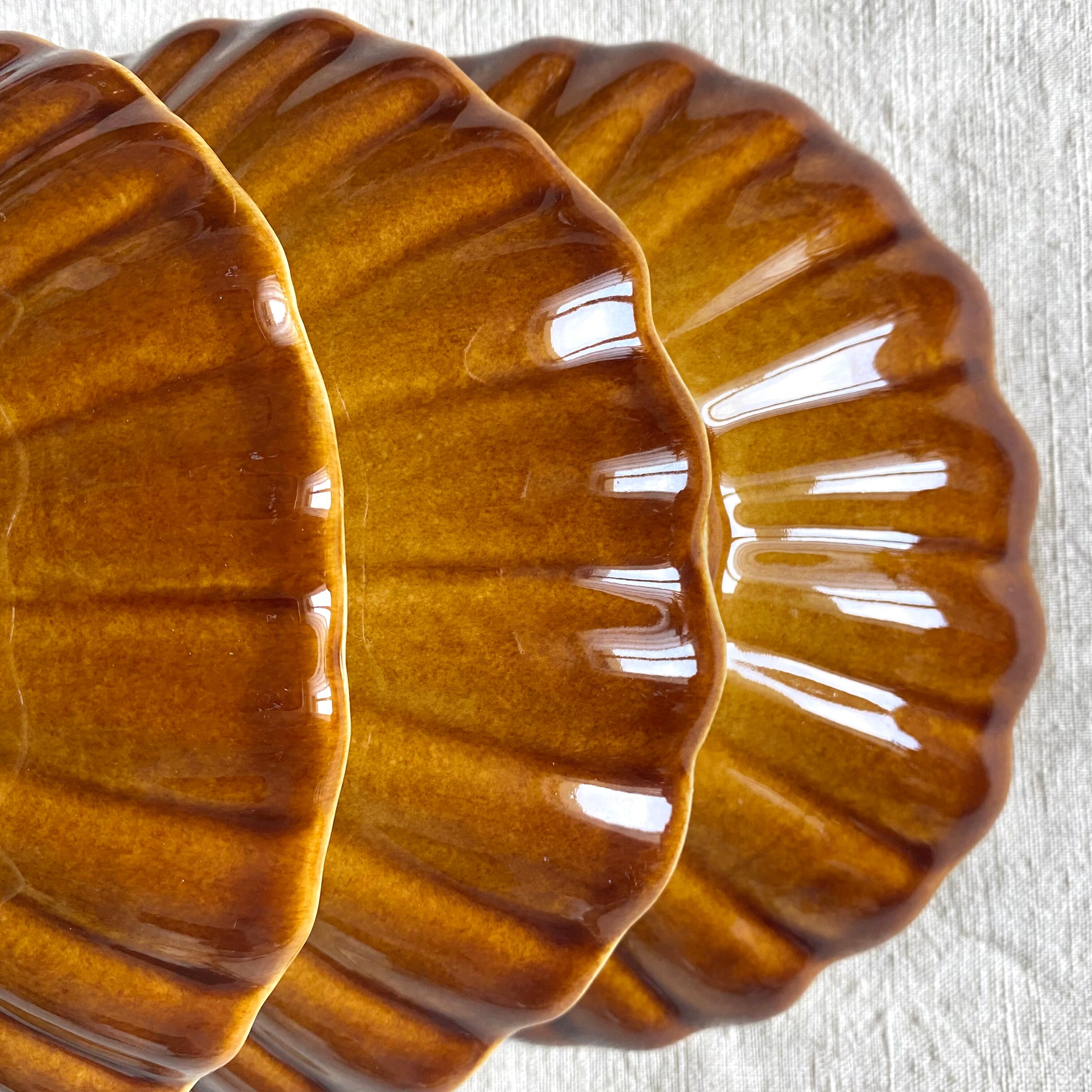 Beige and caramel ceramic scallops