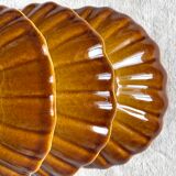 Beige and caramel ceramic scallops