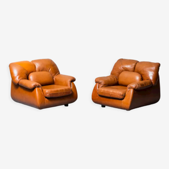 Paire de fauteuils en cuir marron des années 70