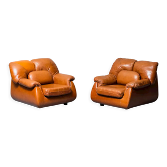 Paire de fauteuils en cuir marron des années 70