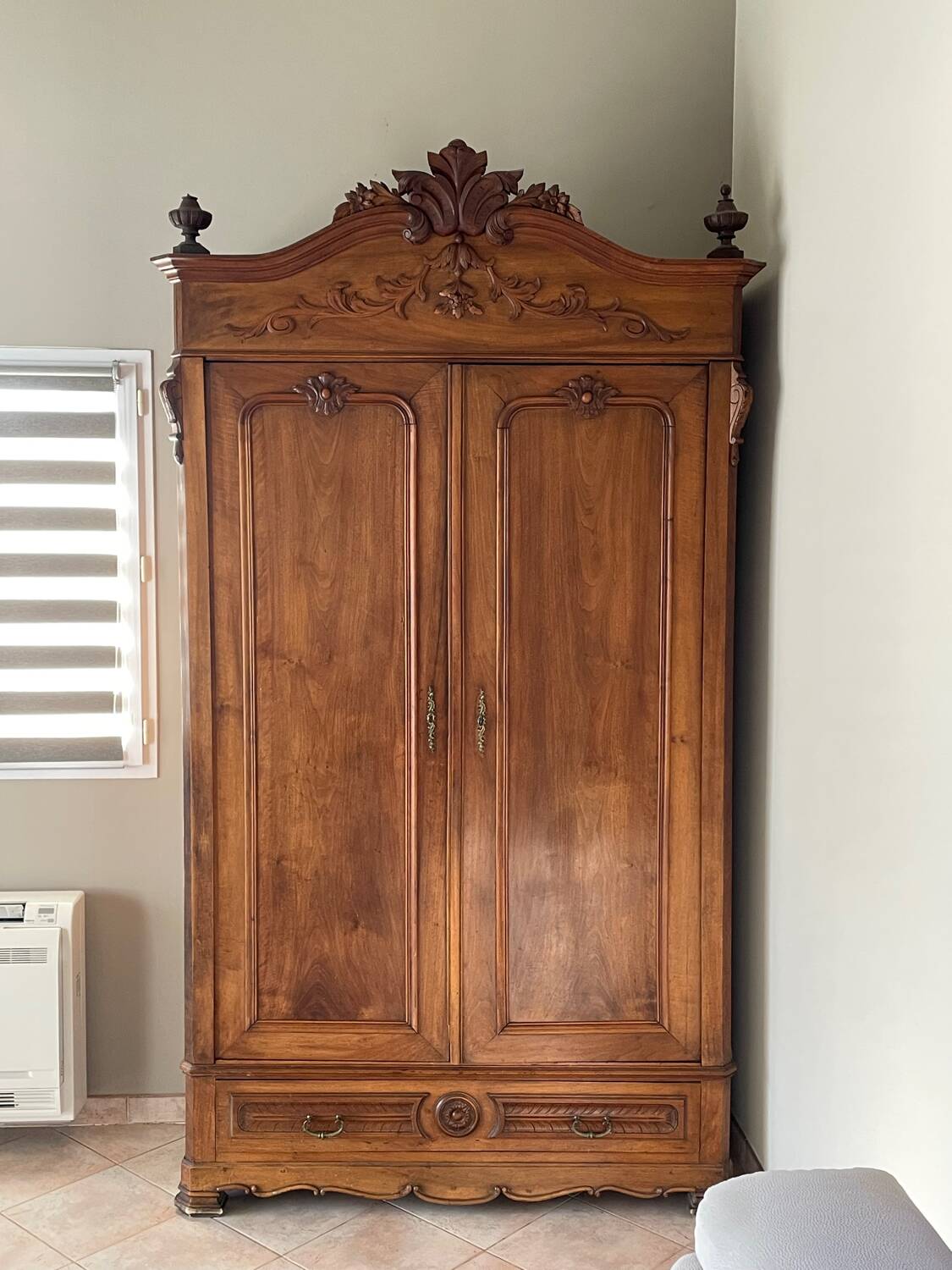 Large solid wood wardrobe from the 1900s-1920s