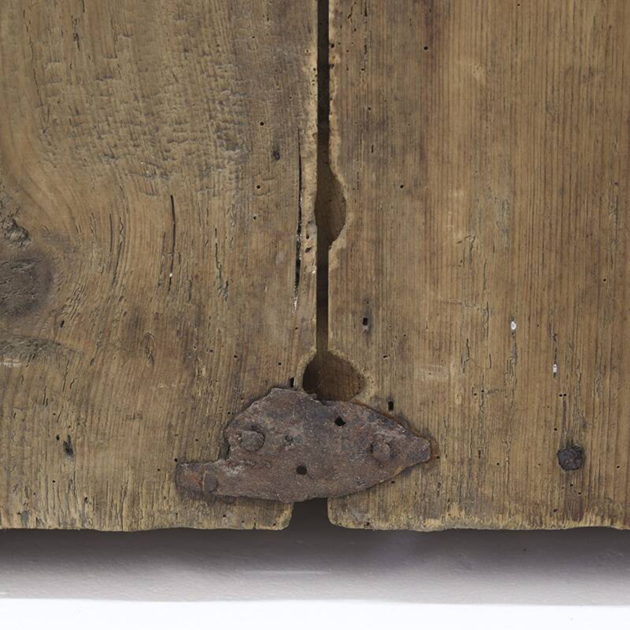 Armoire de mariée peinte en art populaire de ferme rustique et vieillie