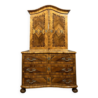 Muséal cabinet Baroque galbé à secrets époque Louis XIV en marqueterie de bois précieux vers 1700