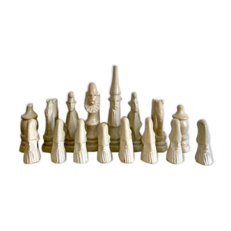 32 stone chess pieces