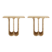 Paire moderne de consoles en travertin ivoire italien avec arches semi-circulaires.