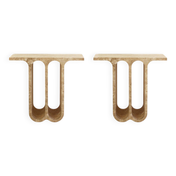 Paire moderne de consoles en travertin ivoire italien avec arches semi-circulaires.